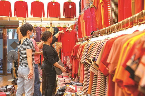 服装城商家备足货源迎五一，箱包销售迎旺季